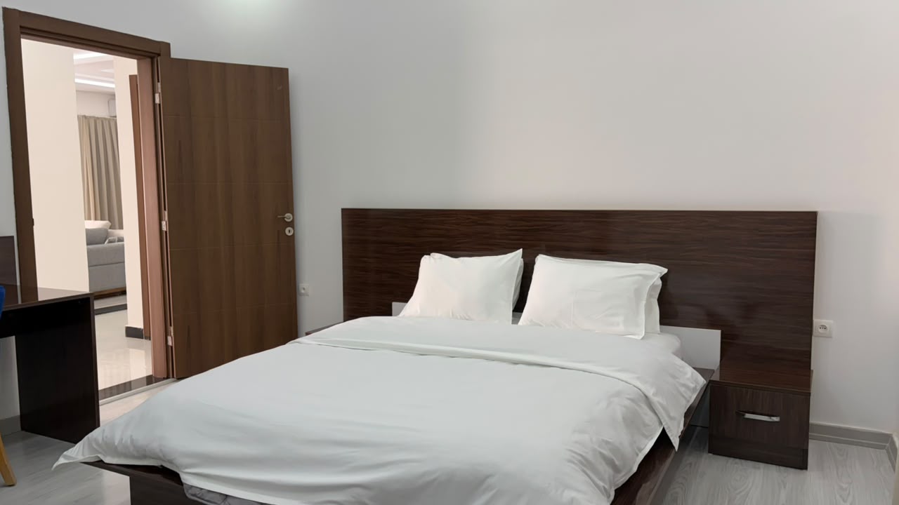 Grand appartement — chambre